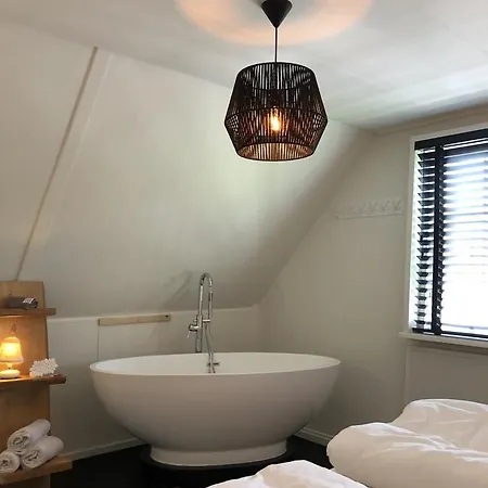 De Lindenburg Met Prive Hottub, Sunshower, Sauna, Grote Tuin Met Weidezicht En Vrije Ligging, 6-persoons