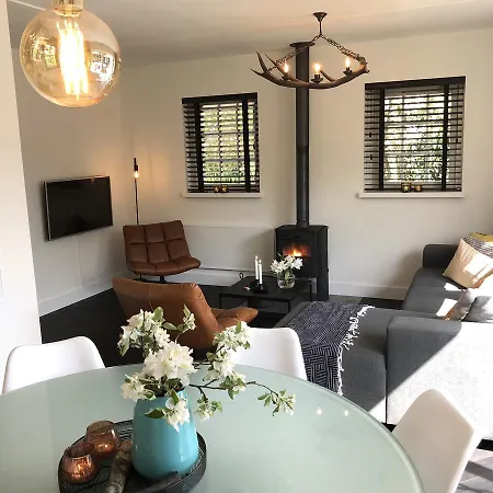 De Lindenburg Met Prive Hottub, Sunshower, Sauna, Grote Tuin Met Weidezicht En Vrije Ligging, 6-persoons Holiday home Lievelde