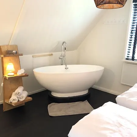 De Lindenburg Met Prive Hottub, Sunshower, Sauna, Grote Tuin Met Weidezicht En Vrije Ligging, 6-persoons Holiday home Lievelde