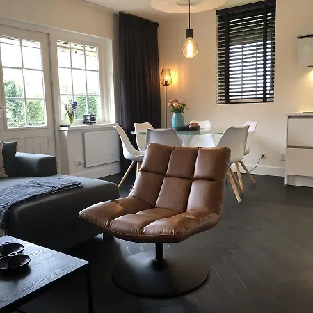 Holiday home De Lindenburg Met Prive Hottub, Sunshower, Sauna, Grote Tuin Met Weidezicht En Vrije Ligging, 6-persoons