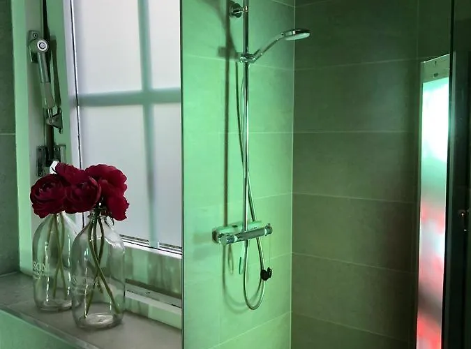 Semesterbostad De Lindenburg Met Prive Hottub, Sunshower, Sauna, Grote Tuin Met Weidezicht En Vrije Ligging, 6-persoons *