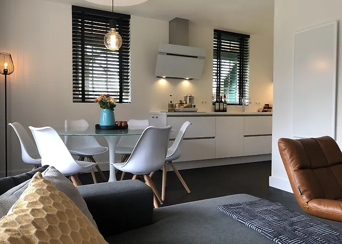 De Lindenburg Met Prive Hottub, Sunshower, Sauna, Grote Tuin Met Weidezicht En Vrije Ligging, 6-persoons Semesterbostad