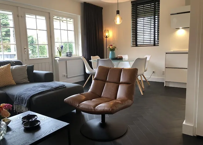 Semesterbostad De Lindenburg Met Prive Hottub, Sunshower, Sauna, Grote Tuin Met Weidezicht En Vrije Ligging, 6-persoons