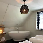 De Lindenburg Met Prive Hottub, Sunshower, Sauna, Grote Tuin Met Weidezicht En Vrije Ligging, 6-persoons