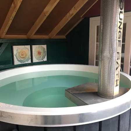 De Lindenburg Met Prive Hottub, Sunshower, Sauna, Grote Tuin Met Weidezicht En Vrije Ligging, 6-persoons Nyaraló